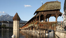 Il Kapellbrücke (Ponte della Cappella) realizzato in legno in epoca medievale. 