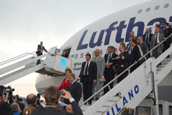 L'arrivo dell'Airbus a Malpensa con la partecipazione delle autorità