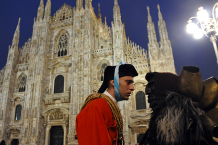 Centenari Davani al Duomo di Milano si sono esibite le due maschere tipiche del Carnevale sardo: da sinistra l'Issohadore e il Mamuthone