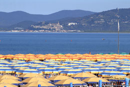Da Mario Monti... agli ombrelloni al mare