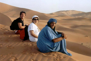Insieme a un Tuareg vestito di blu