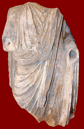 Lecce, ritrovata antica statua romana 1 La statua di marmo ritrovata