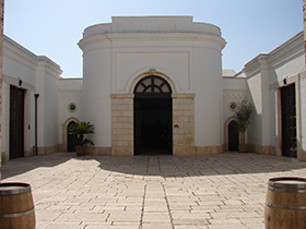 L'arioso cortile della masseria Terre di Traiano