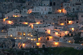 Matera illuminata di sera