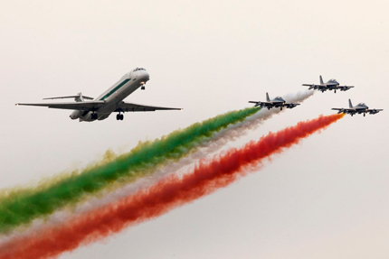 Le Frecce Tricolori in volo insieme all'MD80