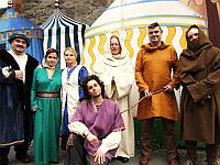 Animatori che indossano abiti medievali