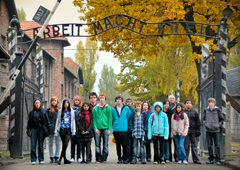 memoria Una scolaresca in visita ad Auschwitz (Foto: shawlandsacademy.glasgow.sch.uk)