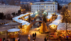 Mercatino in Piazza Fiera (Archivio ApT Trento, Monte Bondone, Valle dei Laghi: foto di Campanile)