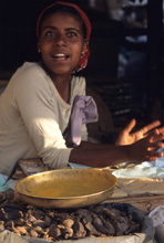 Gibuti Una giovane ragazza al mercato delle spezie di Piazza Mahmoud-Harbdella