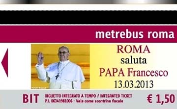 Papa Francesco sorride sui biglietti dell'autobus