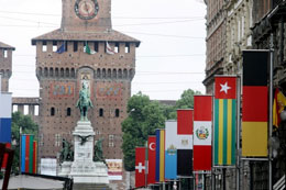 In via Dante a Milano le bandiere dei Paesi che parteciperanno all'esposizione universale