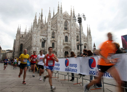 Maratoneti metropolitani 1 Dritti al traguardo correndo sotto le guglie del Duomo