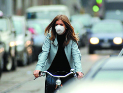 In bici a Milano con la mascherina