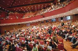 Il pubblico al teatro Strehler