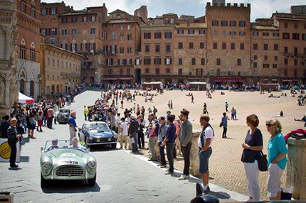 Le splendide auto in arrivo a Siena in piazza del Campo