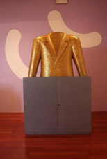 Mobile per uomo, giacca Bisazza. Opera di Alessandro Mendini in mostra al Marca