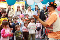 Un clown intrattiene i bimbi al salone di ModenaFiere