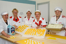 Le donne di Molinella che preparano i tortellini alla ricotta