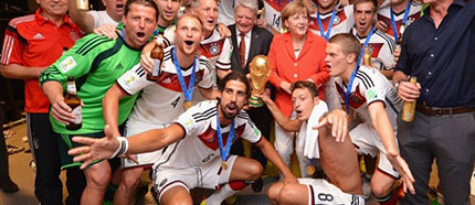 Angela Merkel festeggia negli spogliatoi, con un certo imbarazzo, la vittoria della Die Mannschaft