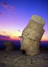 Una delle enormi statue sulla cima del monte Nemrut 