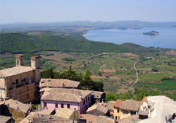 Montefiascone. Sullo sfondo il lago di Bolsena