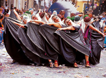Non solo truppe e soldati, nei giorni di festa musicanti e danzatrici animano il corteo medievale nelle vie della cittadina spagnola