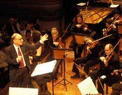 Il Maestro mentre dirige un'orchestra