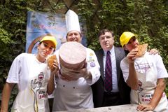 Andrea Babbi al centro con a sinistra Pietro Bruni, mastro salumiere, per la presentazione di 
