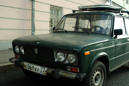 Vecchia auto ancora in circolazione