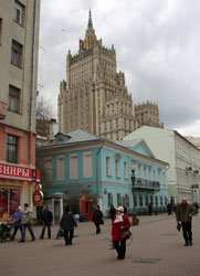 Mosca Via Arbat con un grattacielo staliniano