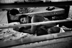 Una giovanissima madre dorme accanto al proprio neonato nel suo letto all'ospedale di Puerto Lempira, l'unico presente nell'intera regione