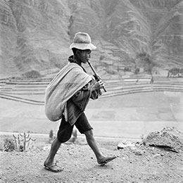 Sulla strada per Cuzco, vicino Pisac, nella Valle Sagrado del
fiume Urubamba. Perù. Maggio 1954.