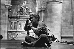 Eve Arnold sul set di Becket e il suo re. Inghilterra, 1963. Foto di Robert Penn