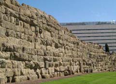 I resti delle Mura Serviane con alle spalle la Stazione Termini (© Associazione Culturale Roma Sotterranea) 