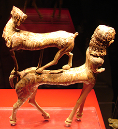 Centauro d'avorio con un cervide in groppa