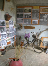 Fotografie d'epoca, una bici e altri oggetti raccolti da Mario Donato nelle stanze della Colombara