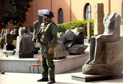 Un militare davanti al Museo Egizio