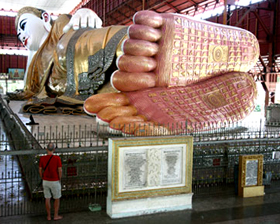 L'enorme pagoda Chaukhtatgyi nella capitale Yangon