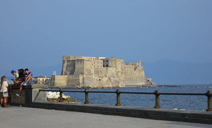 Napoli, Castel dell'Ovo sul lungomare
 
