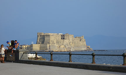 Napoli, Castel dell'Ovo sul lungomare