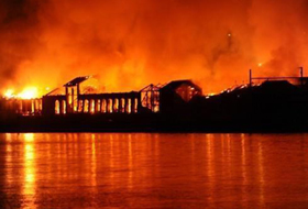 Il rogo fotografato da un testimone sul posto con il suo cellulare