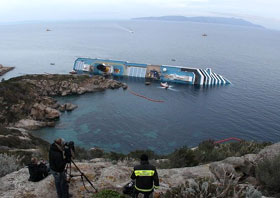 Il relitto della Costa Concordia adagiato sugli scogli dell'Isola del Giglio