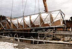 La nave nel suo guscio di sostegno in fase di sollevamento (2002)