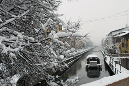 La neve sul naviglio