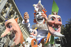 Le enormi maschere usate per la sfilata carnevalesca