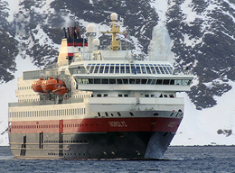 Il Battello Postale Hurtigruten nel Finnmark (Foto: Norwegia Coastal Voayage)