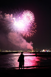 Fuochi d'artificio rosa durante lo spettacolo pirotecnico sul mare