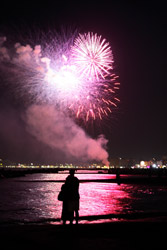 Dolce Vita in rosa 1 Fuochi d'artificio rosa durante lo spettacolo pirotecnico sul mare