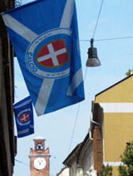 Bandiere festose in città