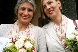 Paola Concia, a sinistra, e la sua compagna nel giorno delle nozze